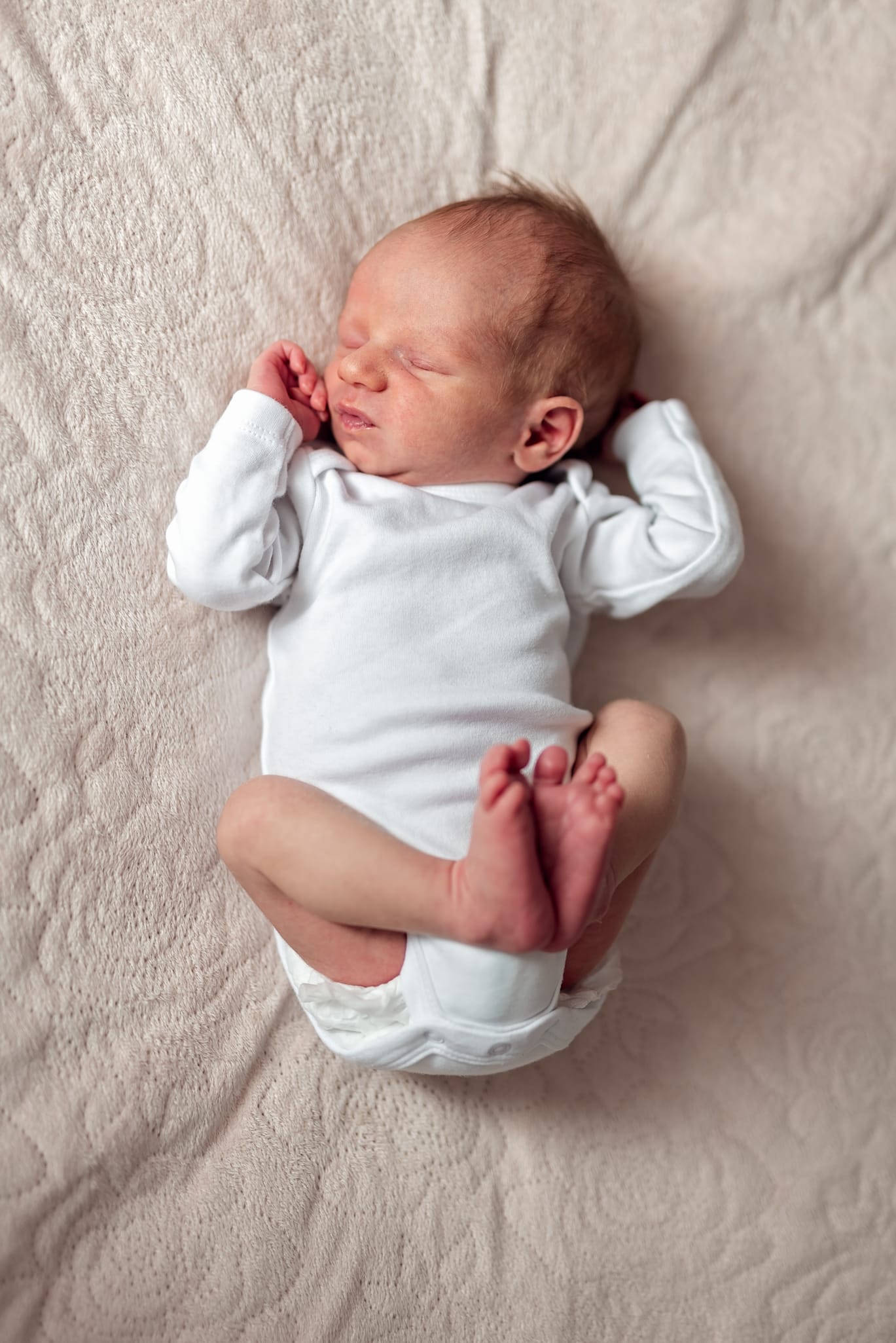 Noworodek w pozycji embrionalnej sesja w domu