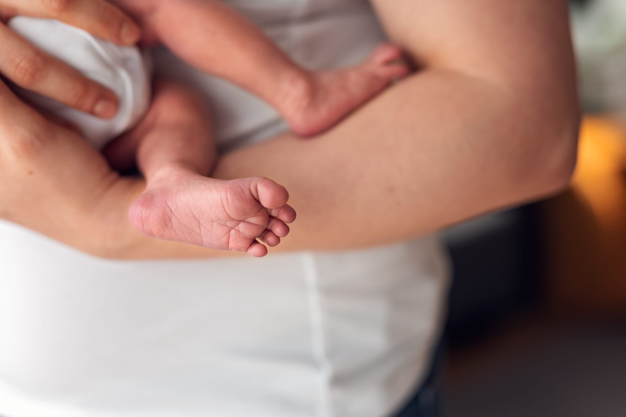 Stópka noworodka detal sesja noworodkowa w domu