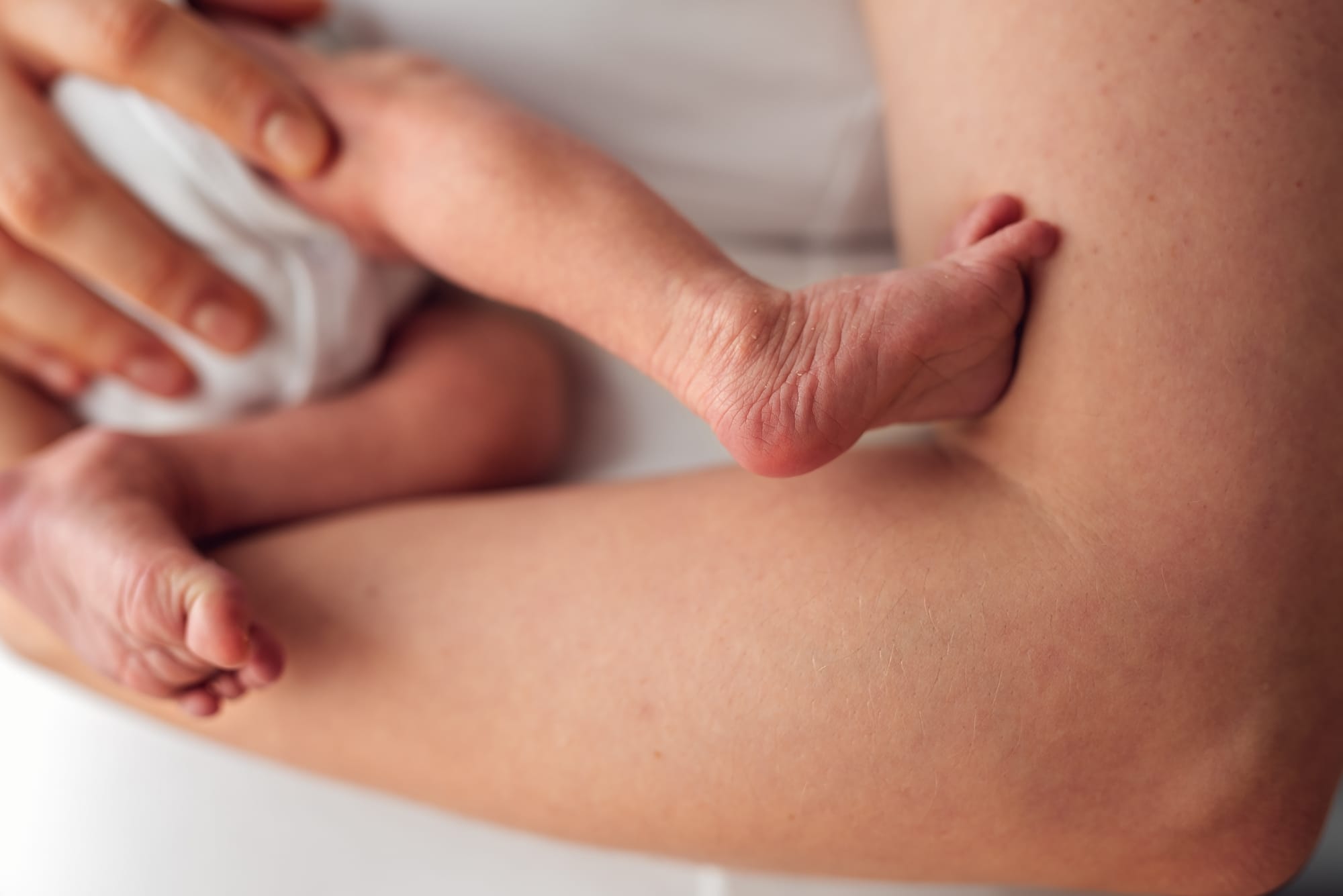 Stópka noworodka detal sesja noworodkowa lifestyle
