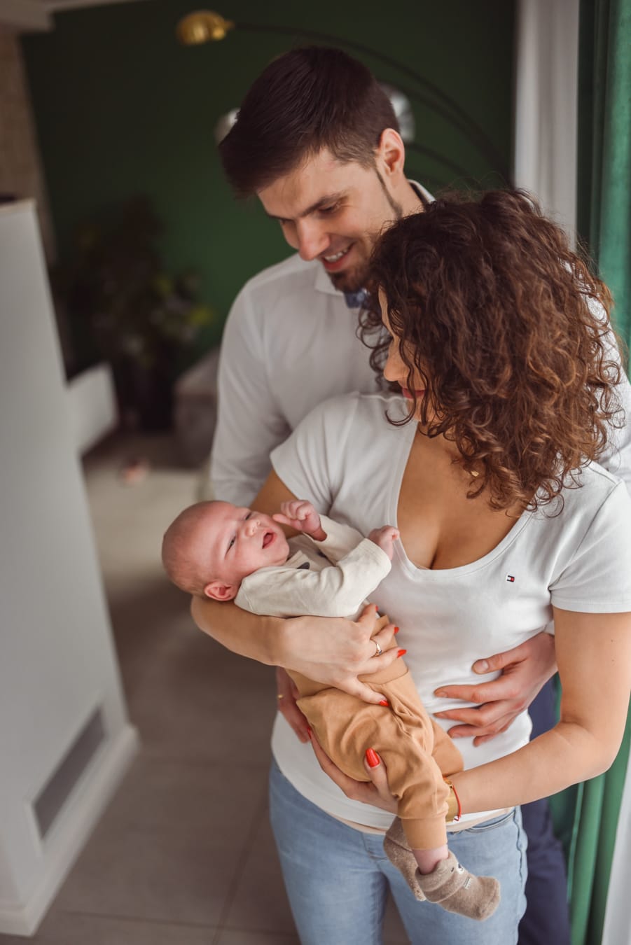 Rodzice tulą niemowlę sesja niemowlęca w domu Gdynia