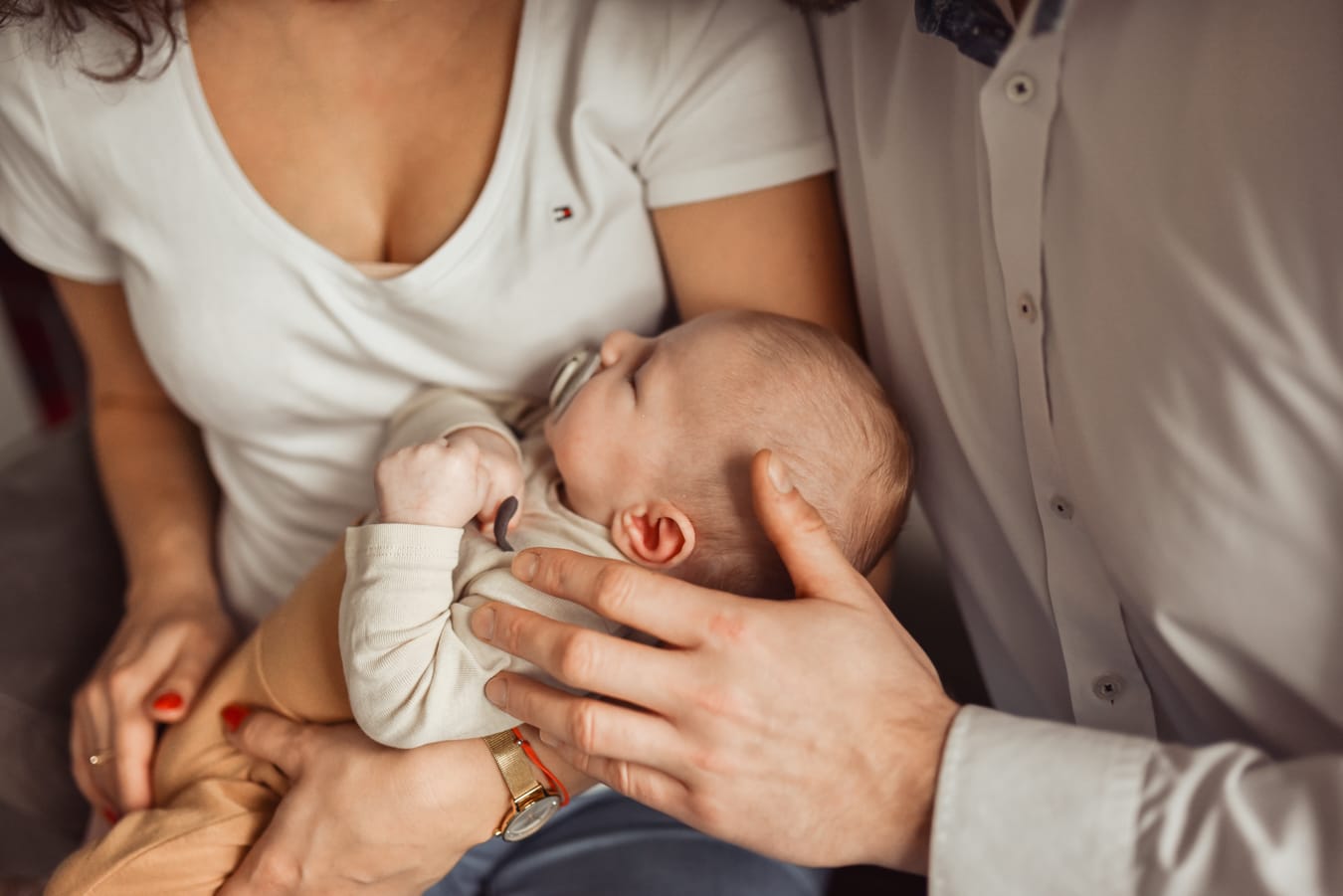 Niemowlę śpi otulone przez rodziców sesja Gdynia