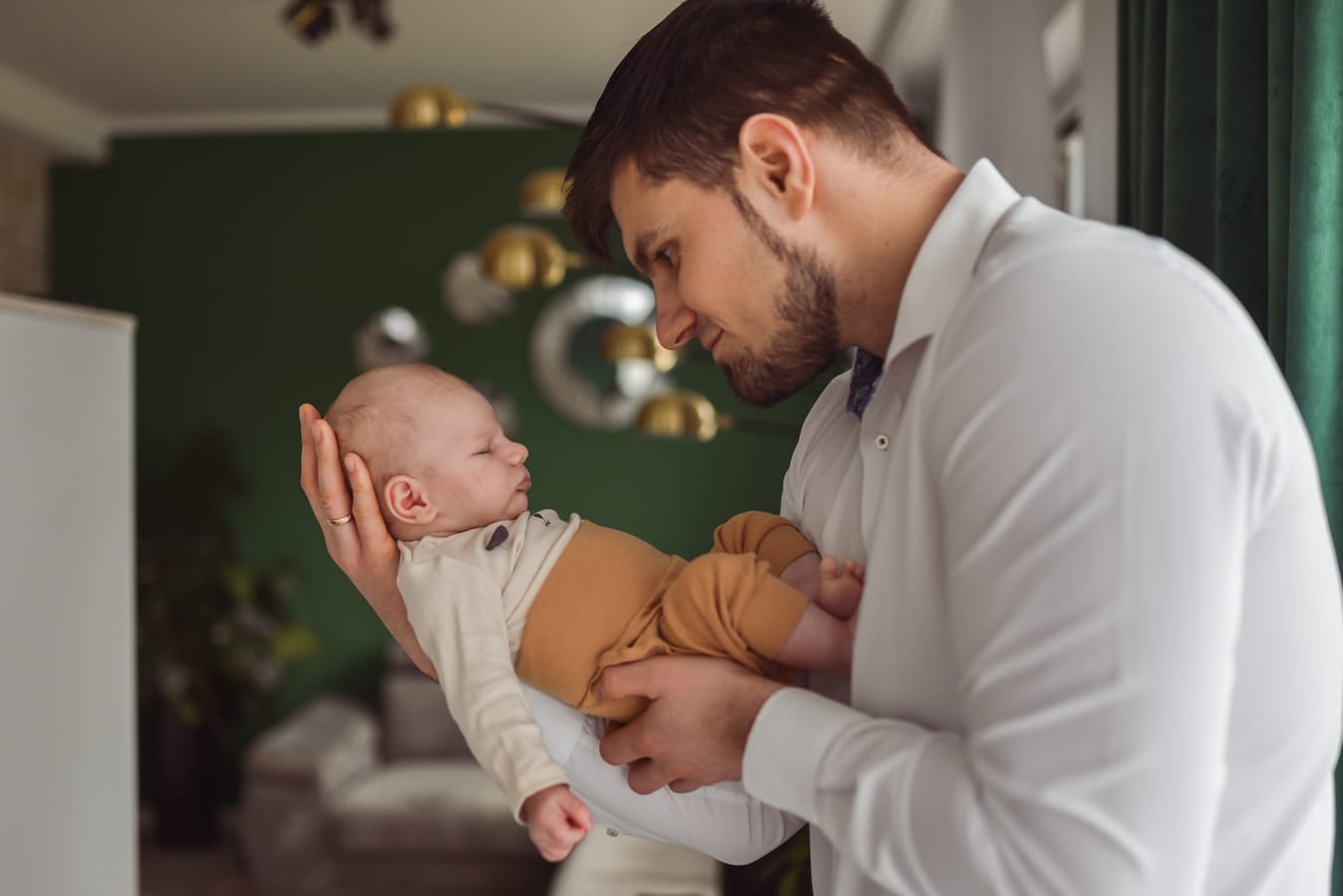 Tata tuli niemowlę sesja niemowlęca w domu Gdynia