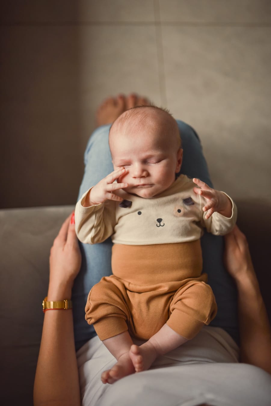 Niemowlę śpi na kolanach mamy sesja w domu Gdynia