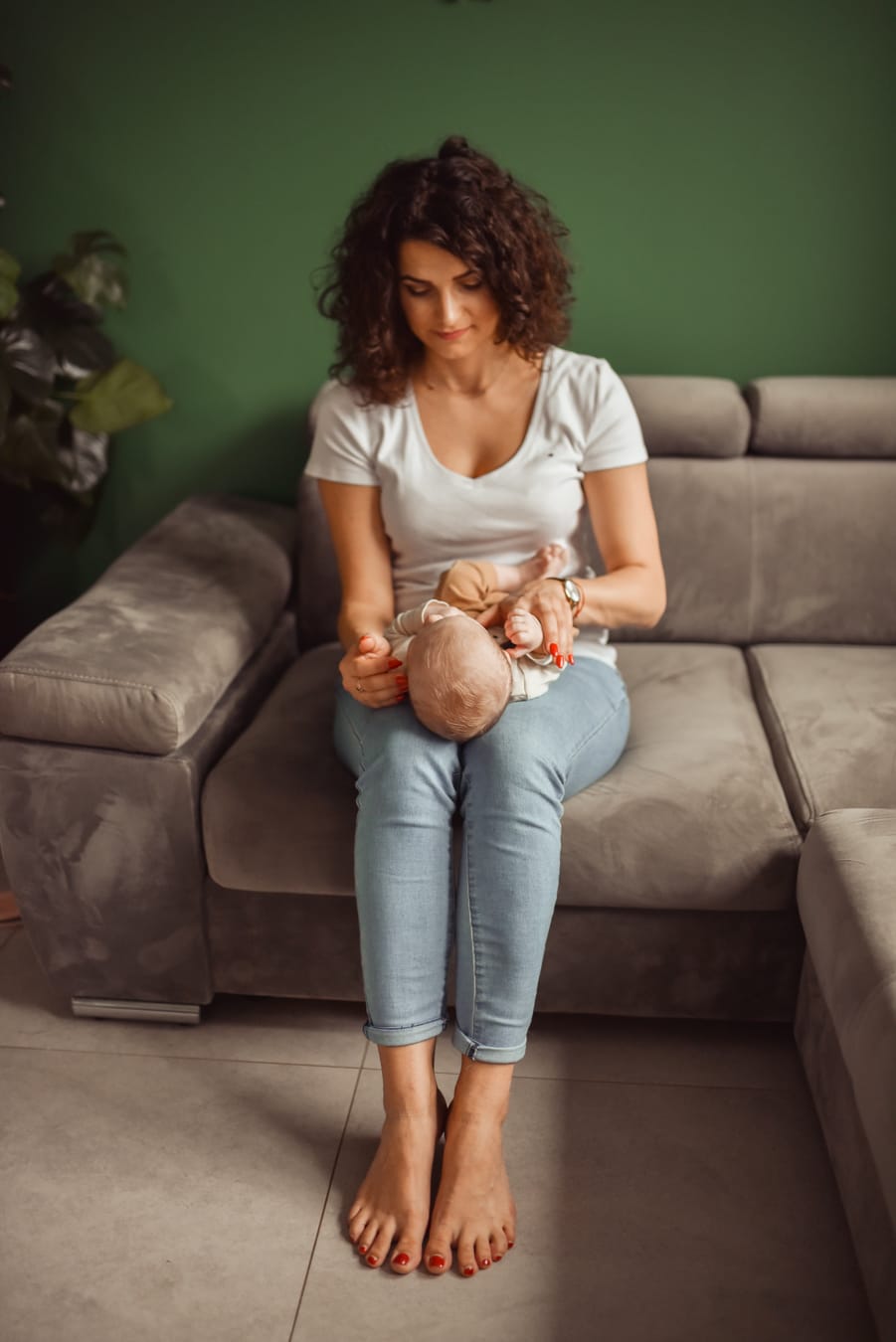 Mama patrzy na śpiące niemowlę sesja Gdynia