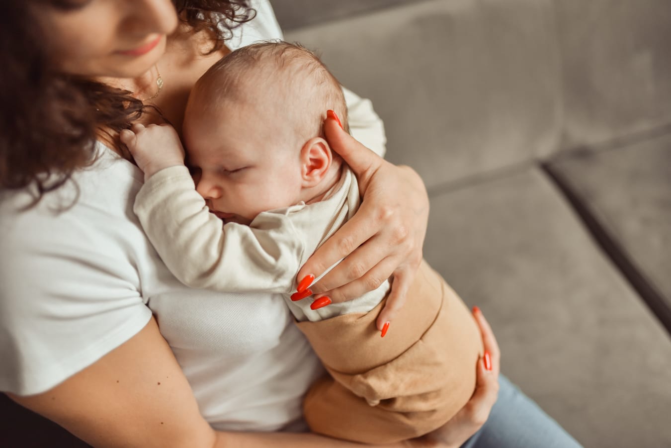 Mama z niemowlęciem ciepły kadr sesja w domu