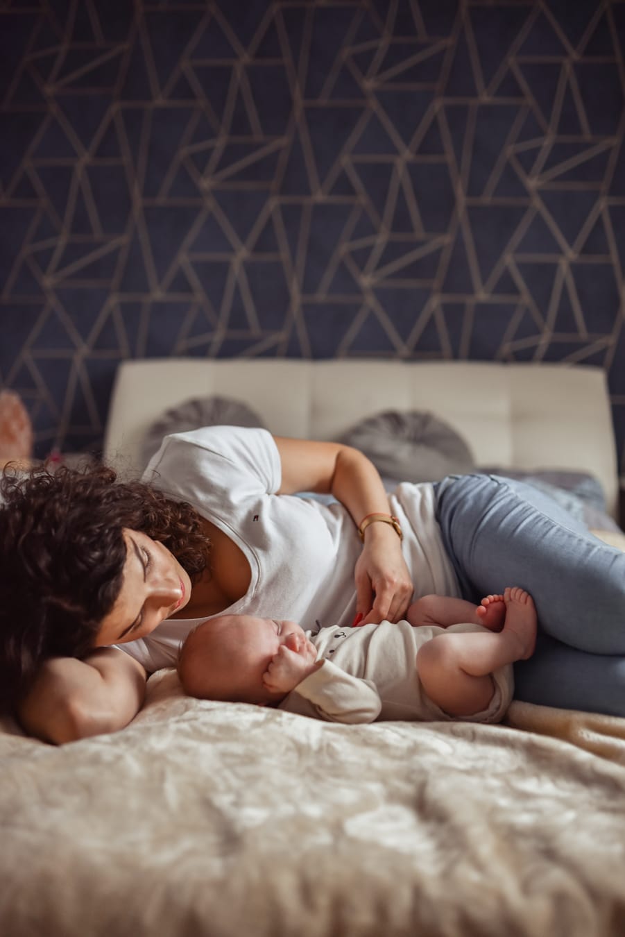 Mama z niemowlęciem w sypialni sesja niemowlęca w domu Gdynia