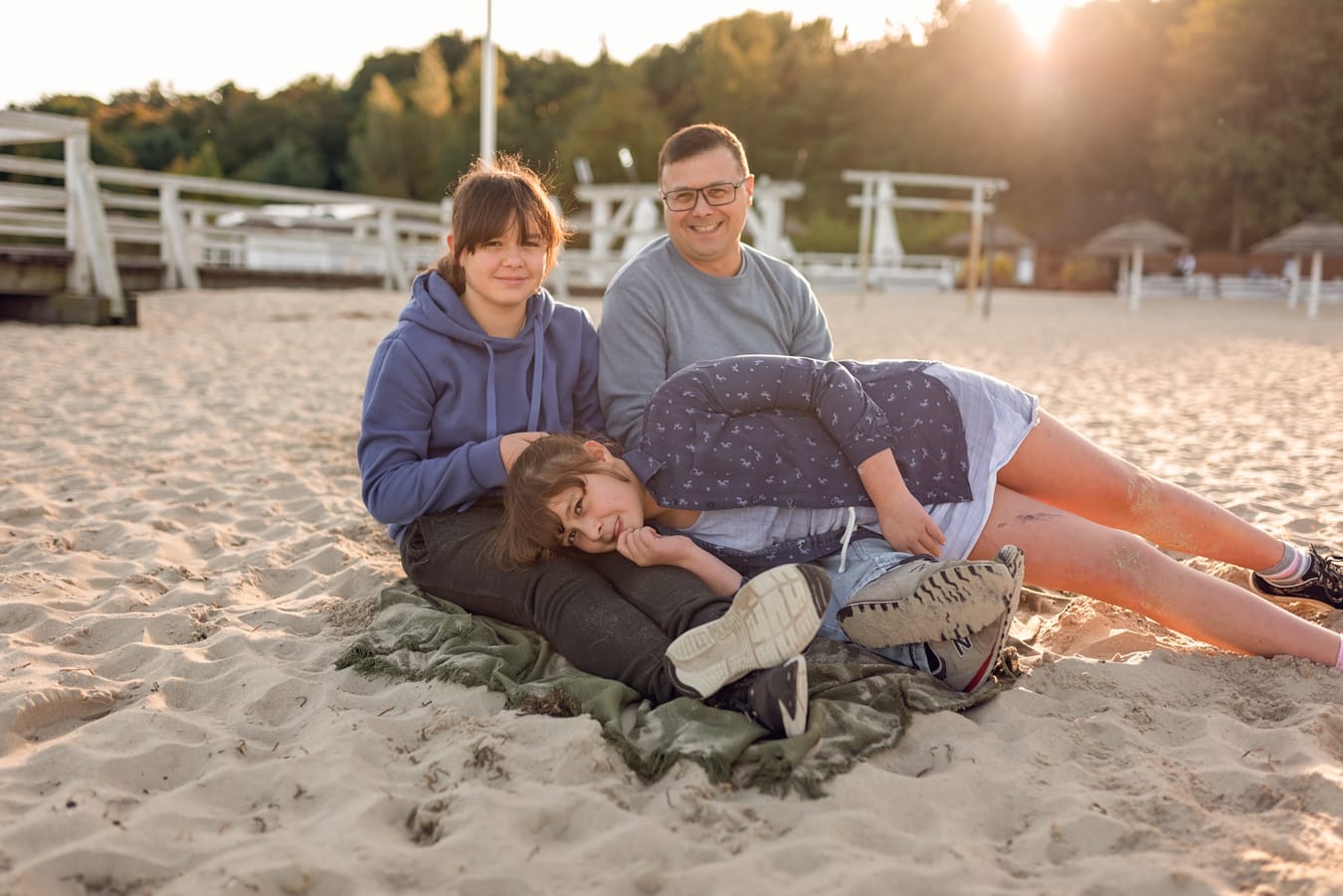 Tata z nastoletnimi córkami sesja rodzinna na plaży