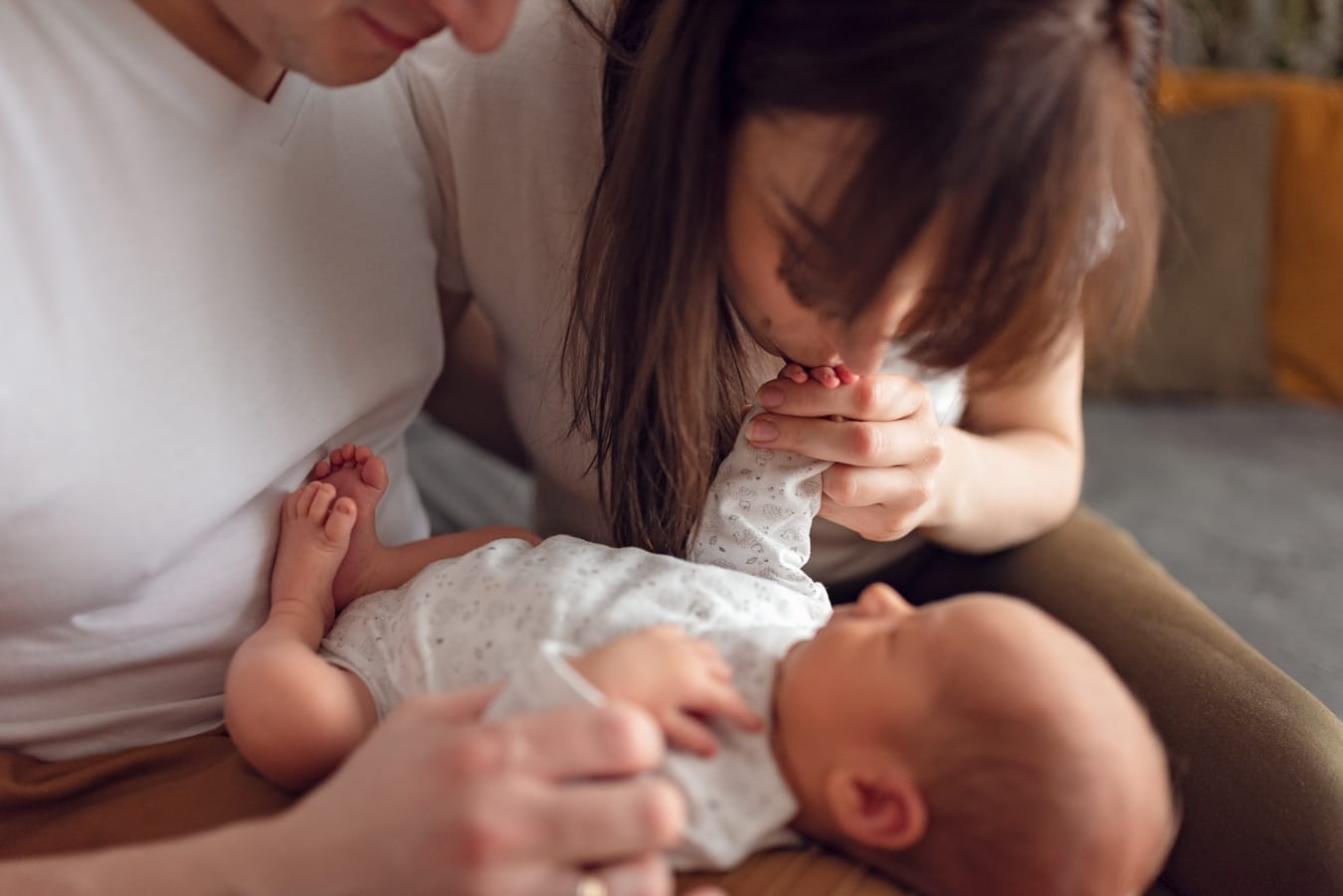 Mama całuje rączkę noworodka sesja noworodkowa Gdańsk