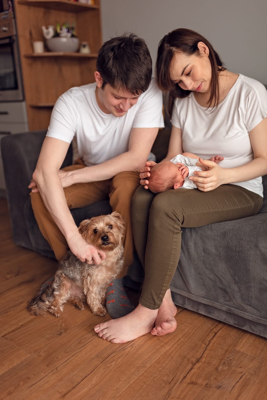 Rodzina z noworodkiem i psem sesja w domu Gdańsk