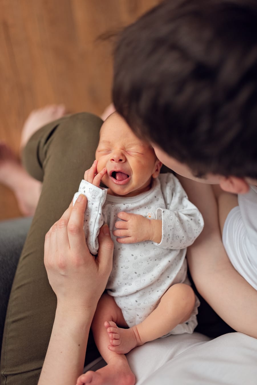 Uśmiech noworodka sesja noworodkowa w domu Gdańsk