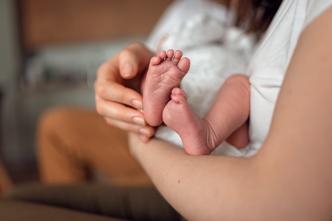 Pies liże stópki noworodka sesja noworodkowa z psem