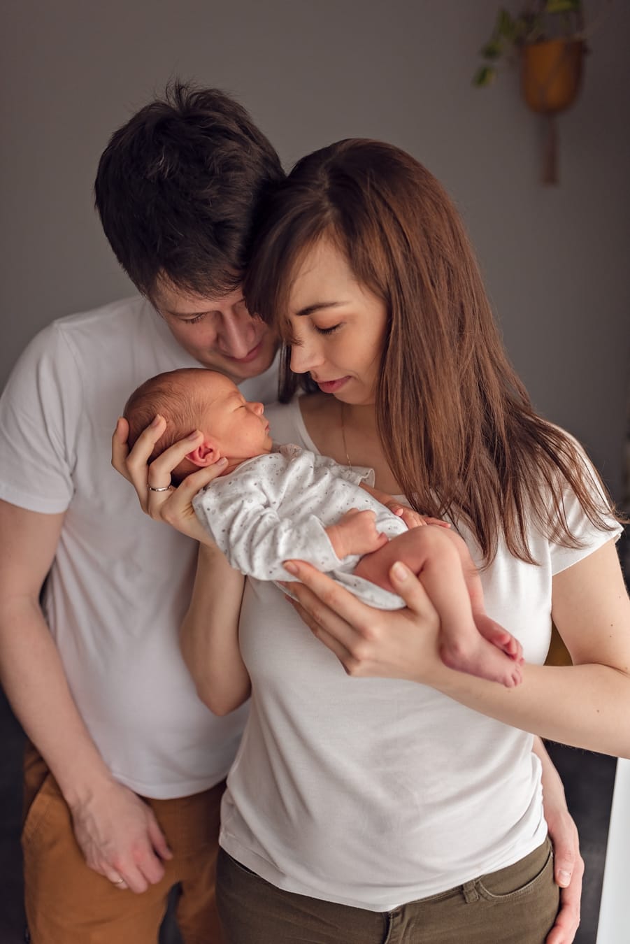 Mama trzyma śpiącego noworodka sesja noworodkowa Gdańsk