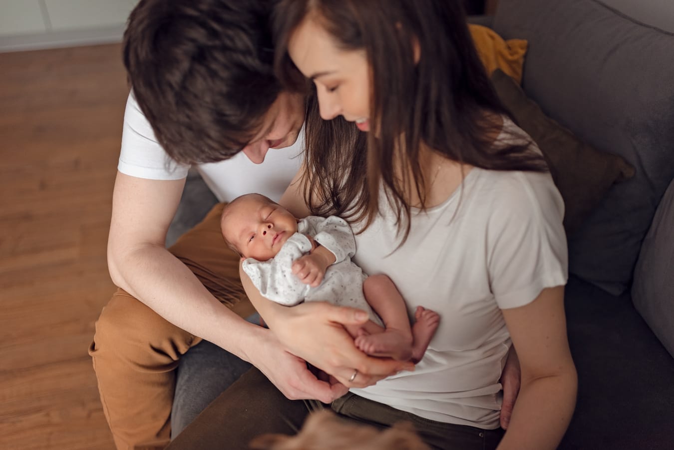 Rodzice patrzą na noworodka sesja 5-14 dzień życia Gdańsk