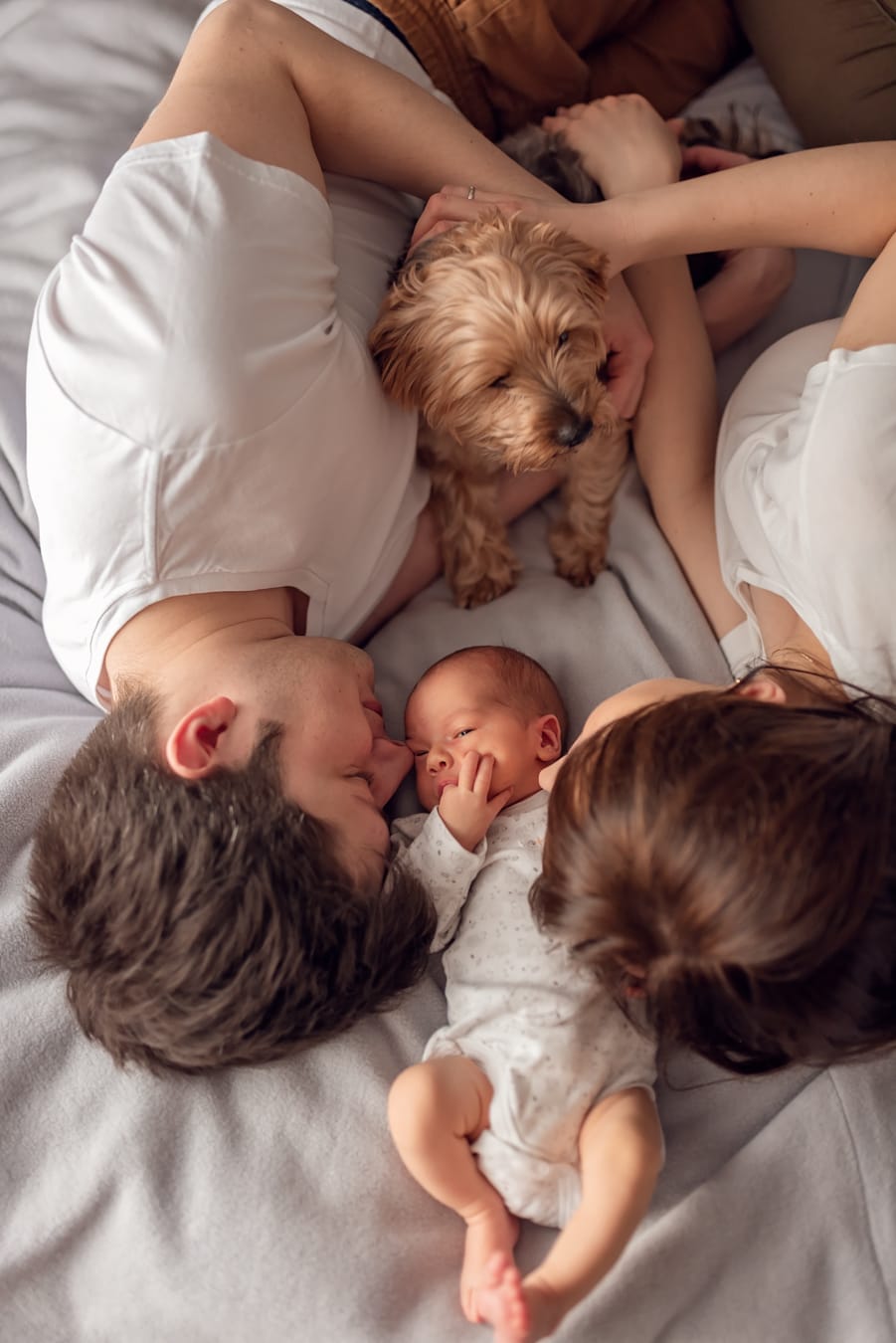 Rodzina z noworodkiem i psem sesja w domu Gdańsk