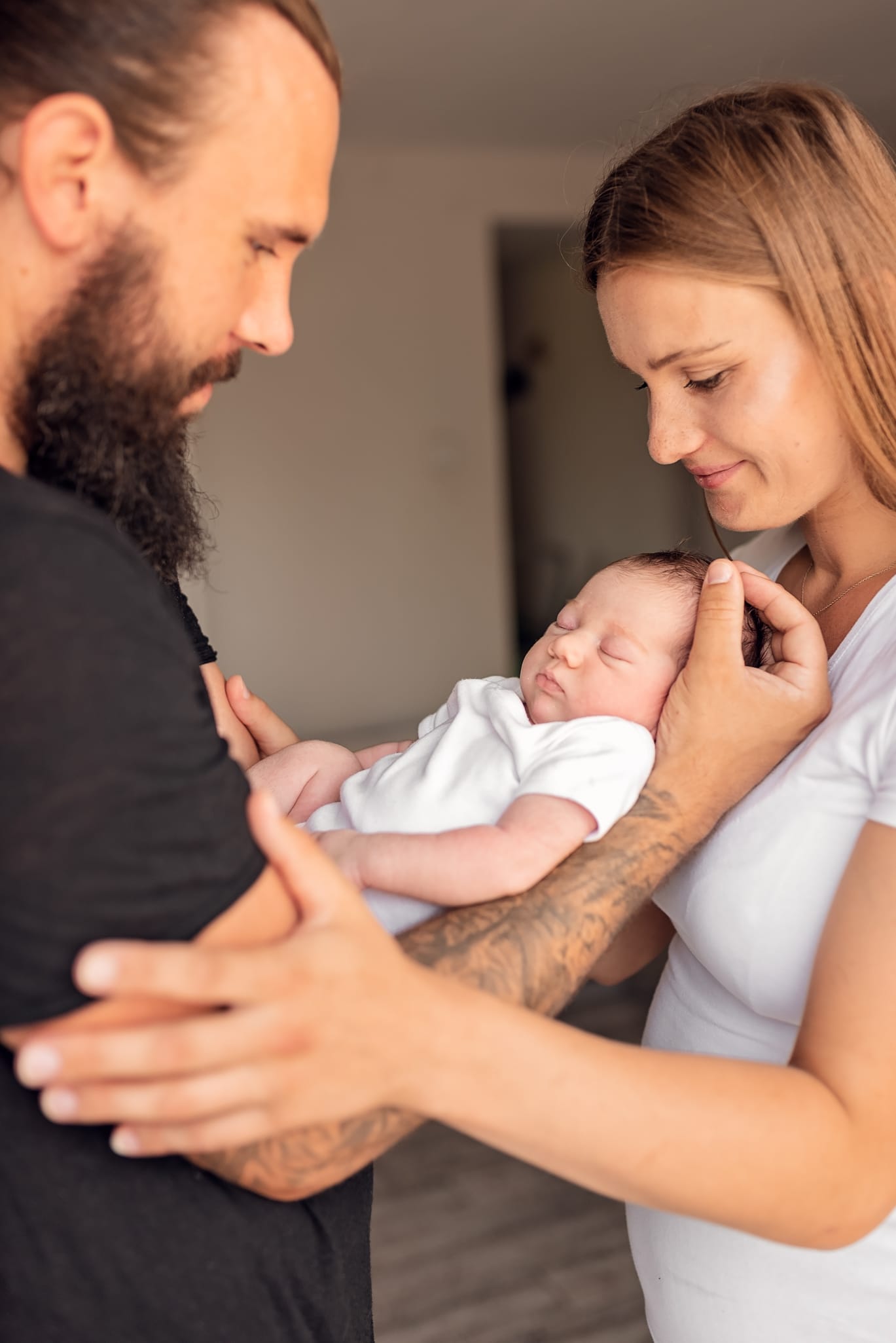 Tata tuli noworodka sesja noworodkowa w domu Trójmiasto
