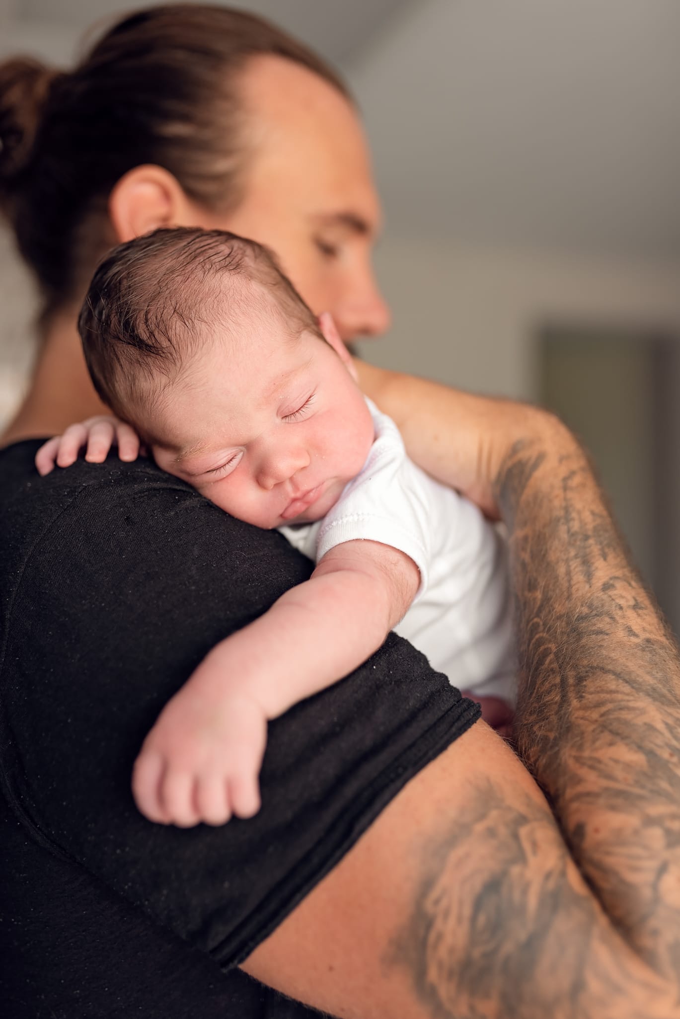 Tata tuli noworodka sesja noworodkowa w domu Trójmiasto