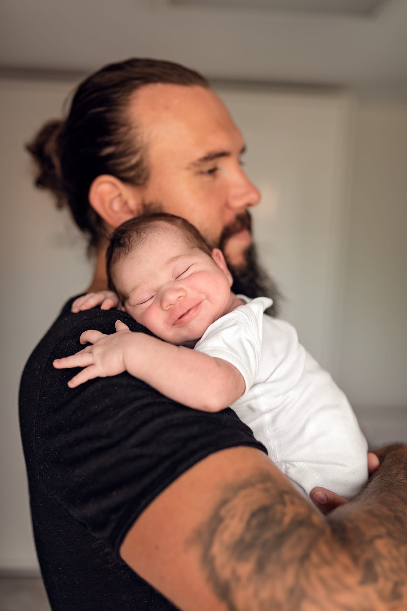 Noworodek uśmiecha się w ramionach mamy sesja Trójmiasto