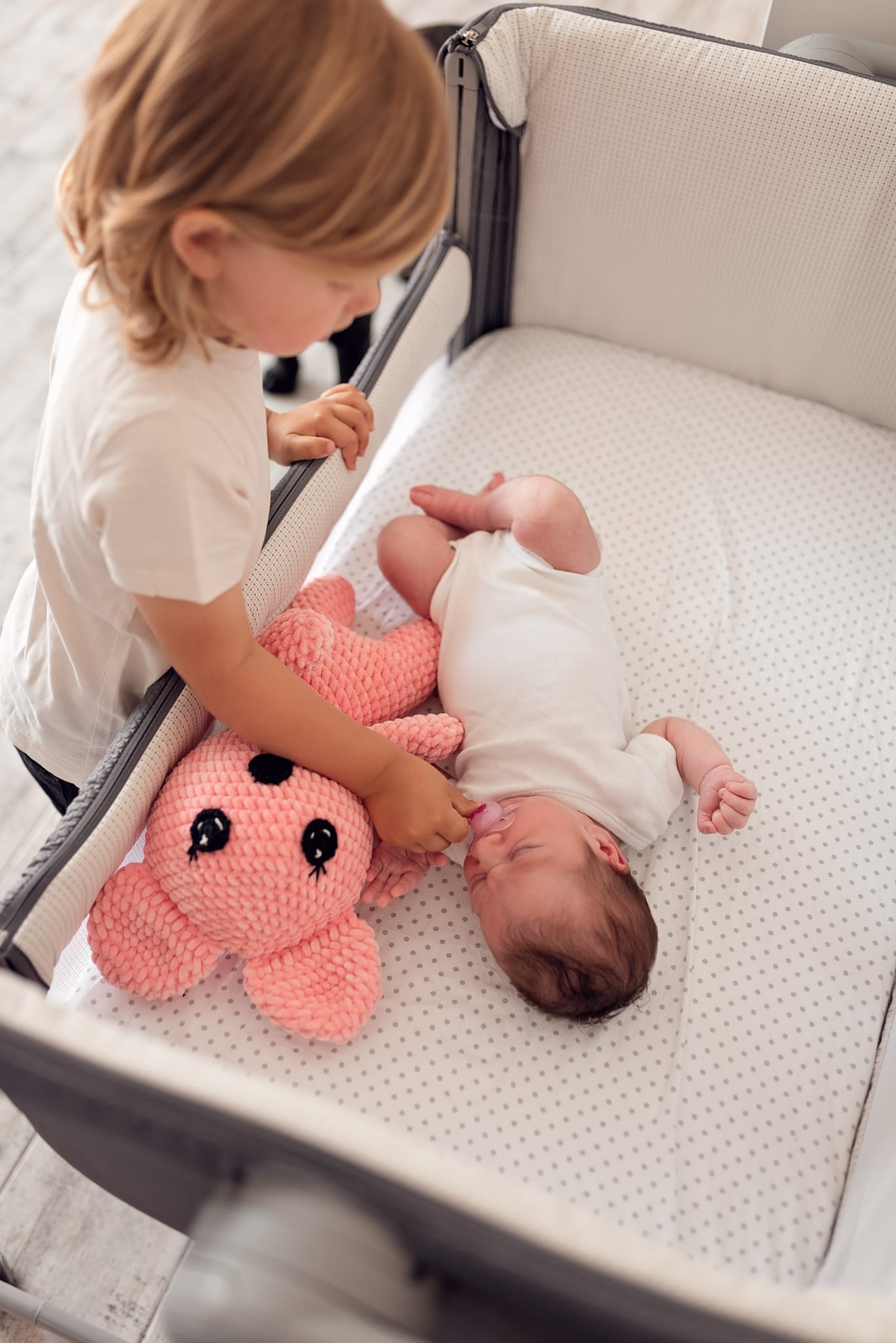 Starszy brat daje noworodkowi smoczek sesja lifestyle Trójmiasto