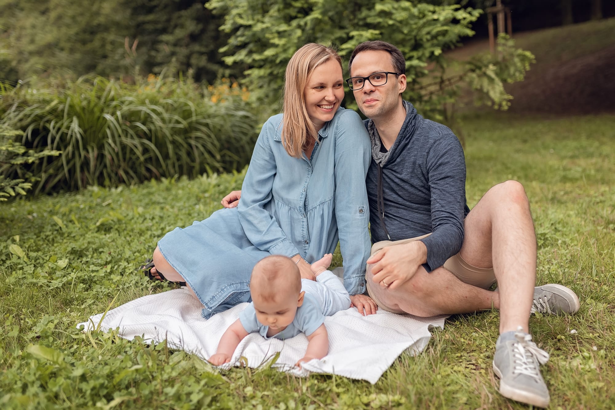 Rodzice z niemowlakiem na kocu sesja w plenerze Gdańsk