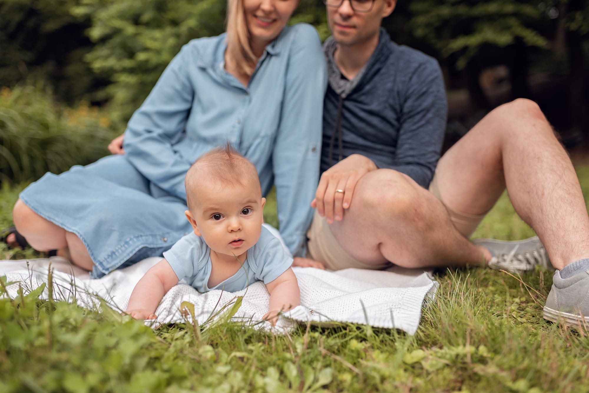 Rodzice z niemowlakiem w parku sesja w plenerze Gdańsk

