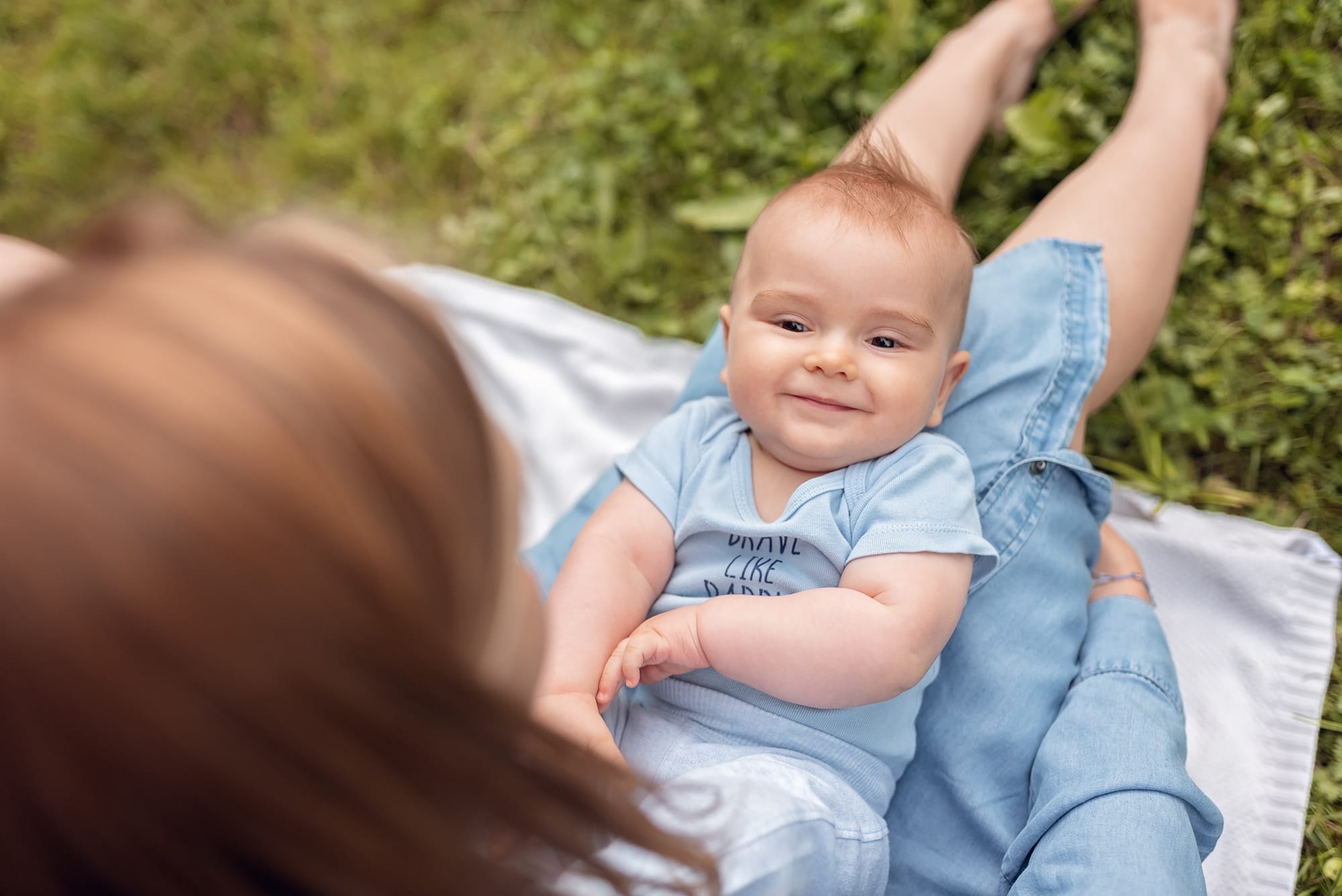 Mama z niemowlakiem na łące sesja rodzinna Gdańsk
