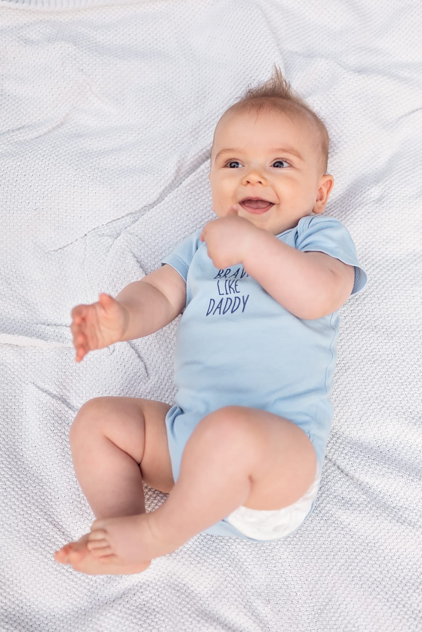 Portret niemowlaka na kocu sesja w plenerze Gdańsk