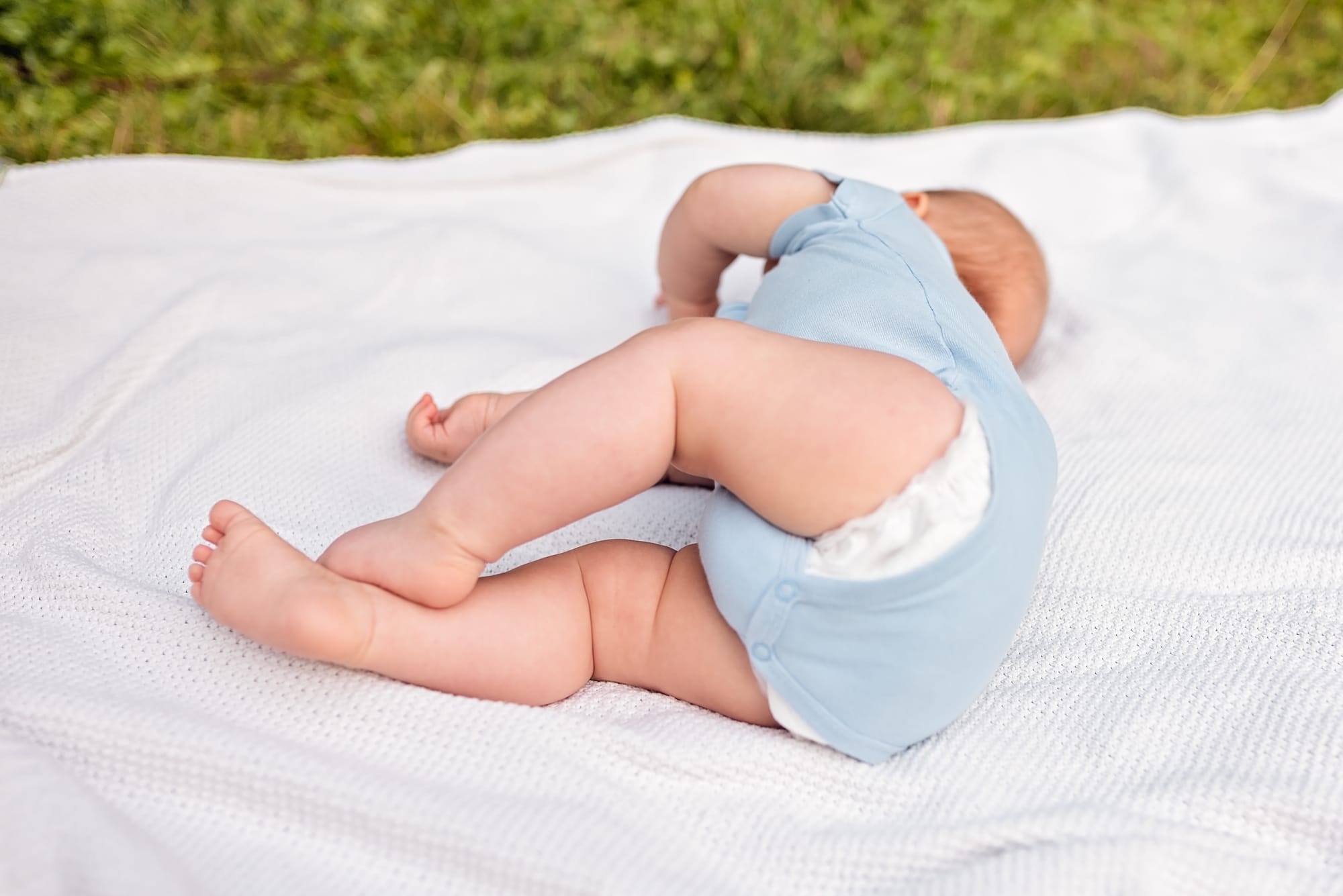 Niemowle przewraca się na bok sesja rodzinna w parku Gdańsk