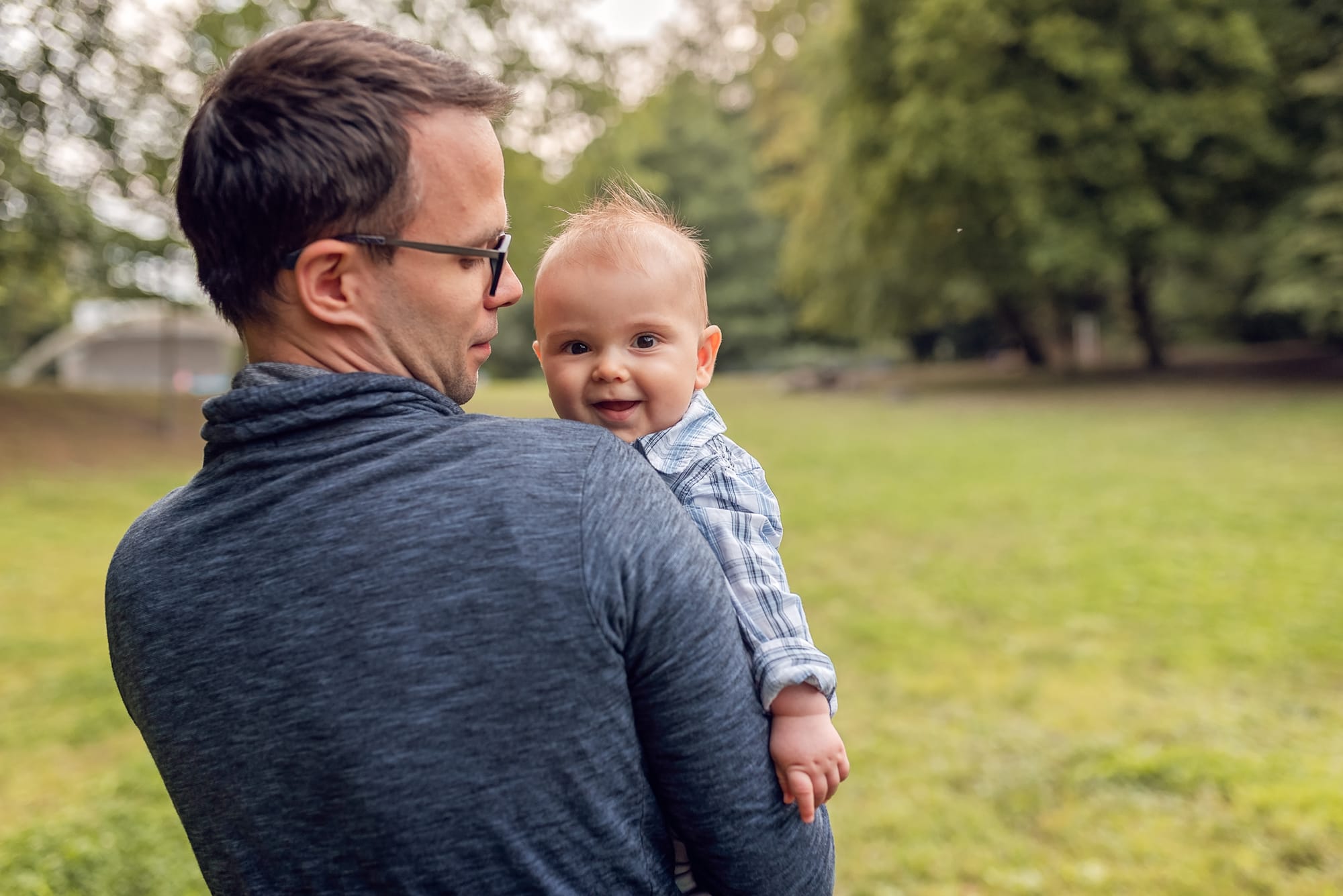 Tata z niemowlakiem w parku sesja w plenerze Gdańsk
