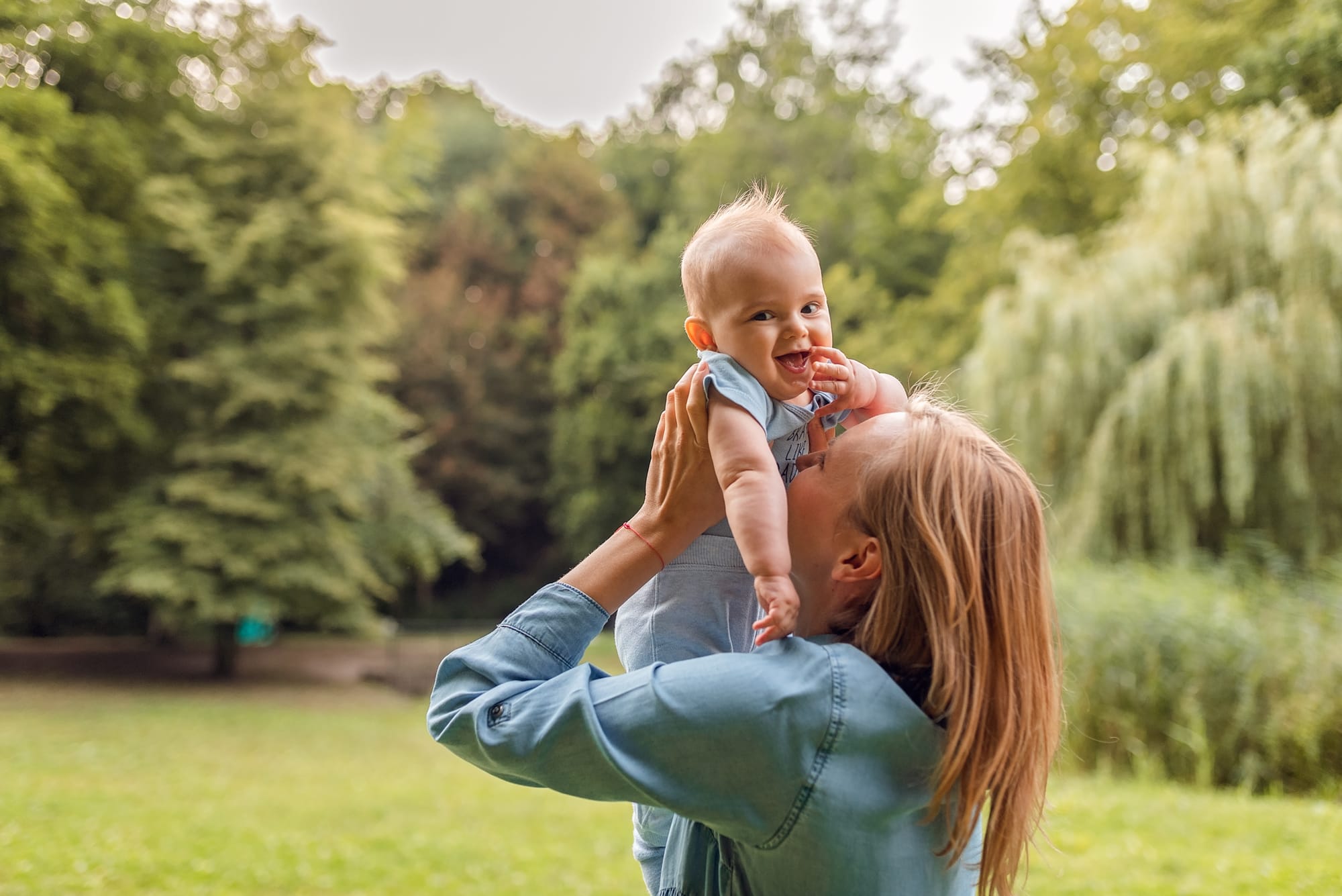 Mama z niemowlakiem w parku sesja w plenerze Gdańsk
