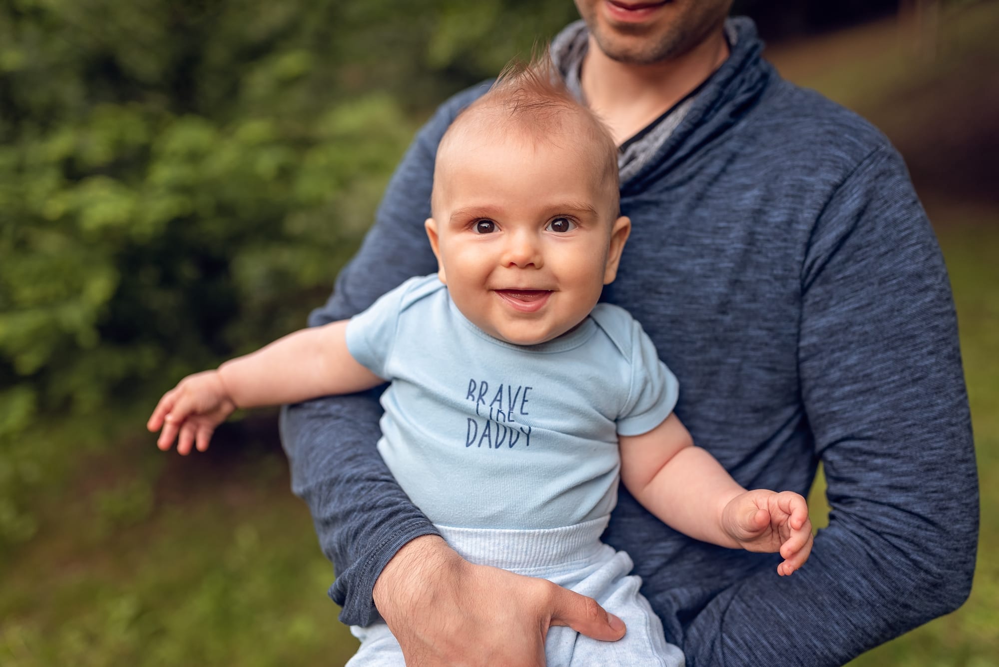 Roześmiany niemowlak w parku złota godzina sesja Gdańsk
