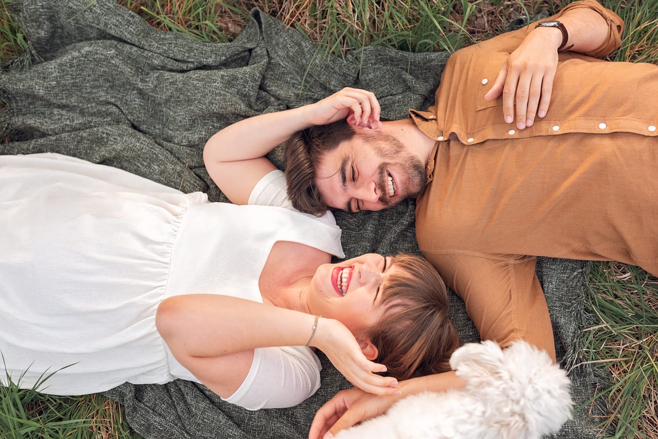 Para na łące radosne oczekiwanie sesja ciążowa