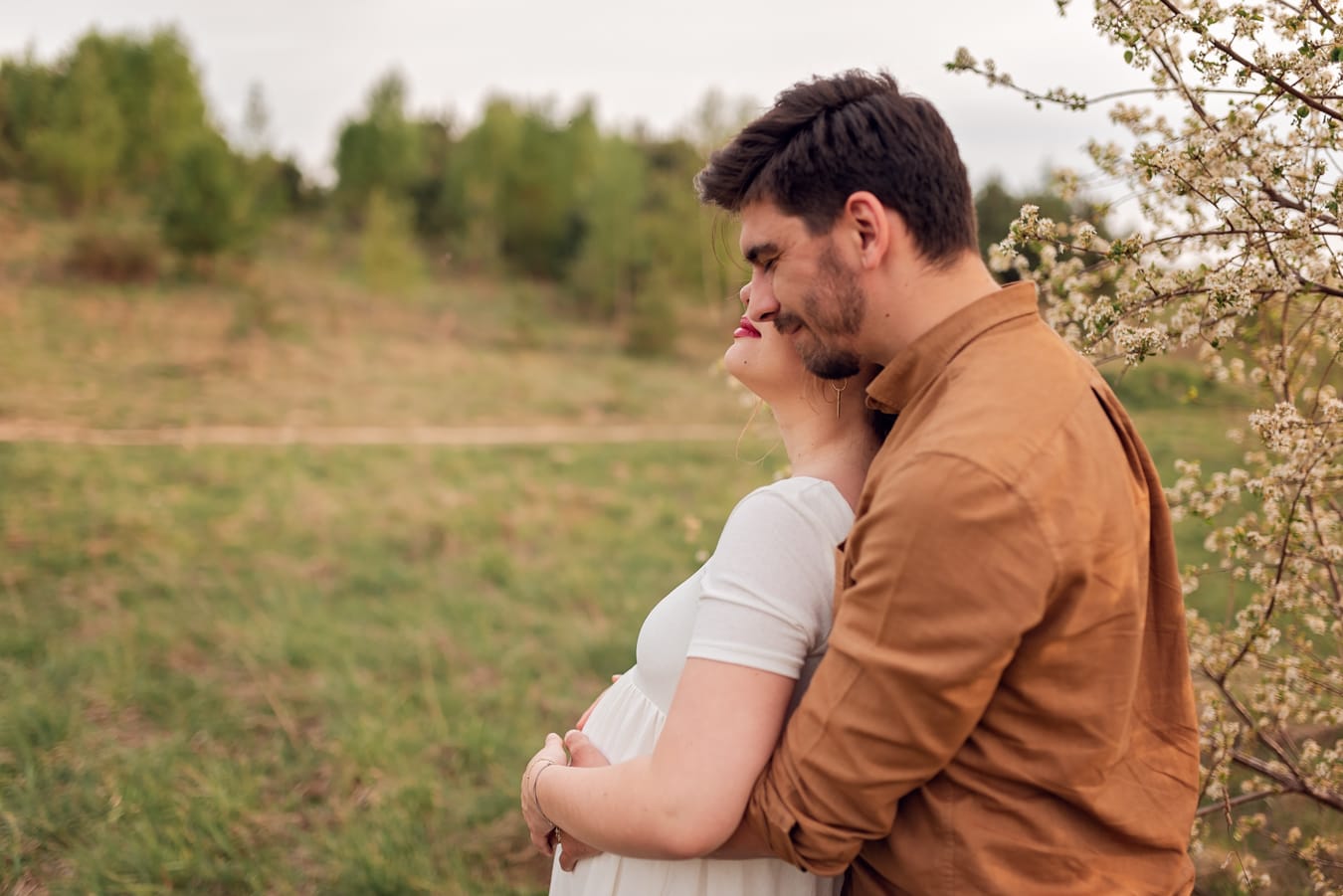 Sesja ciążowa wiosną na łące Gdynia zachód słońca