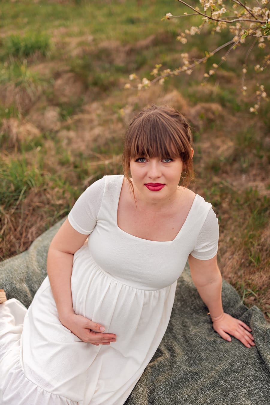 Portret mamy w ciąży na łące sesja ciążowa Gdynia