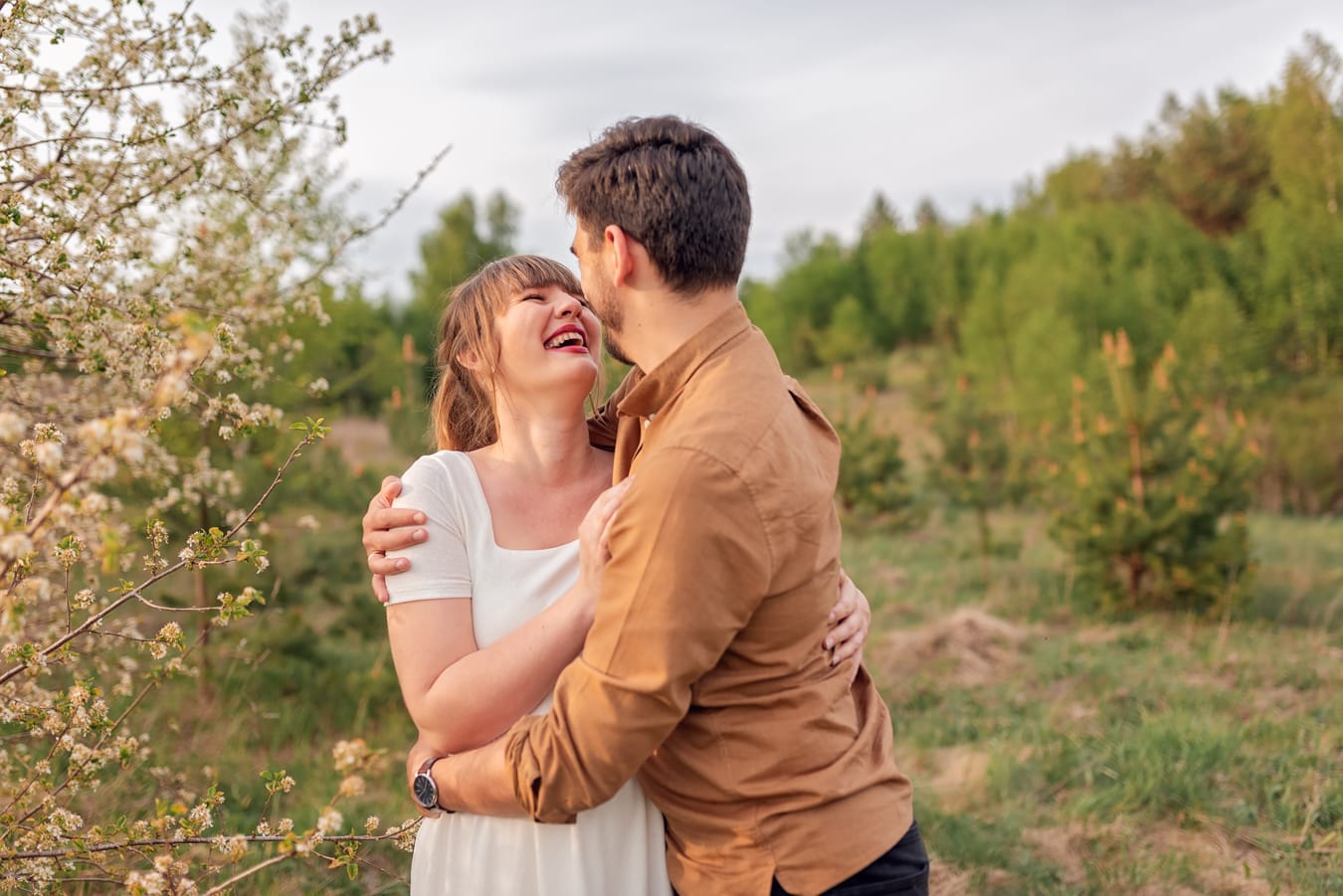 Para na łące sesja ciążowa wiosną Gdynia