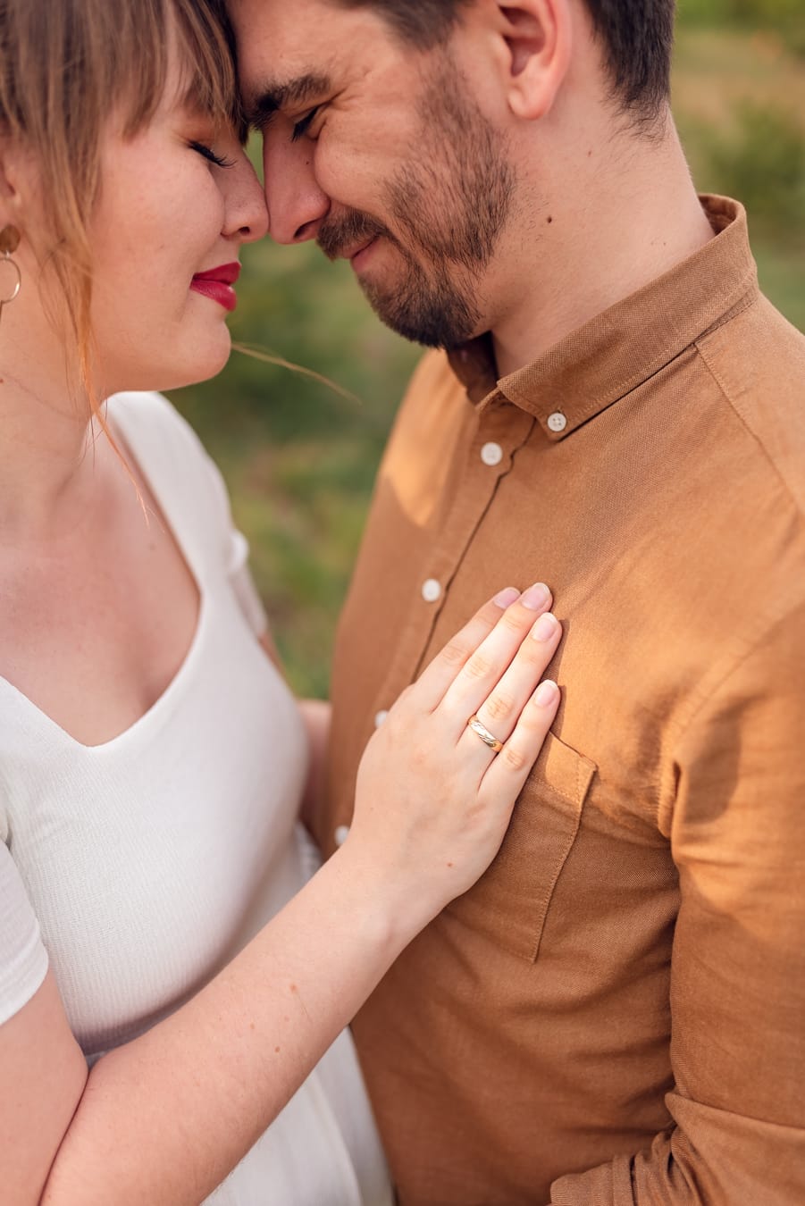 Para wtulona w siebie sesja ciążowa wiosną