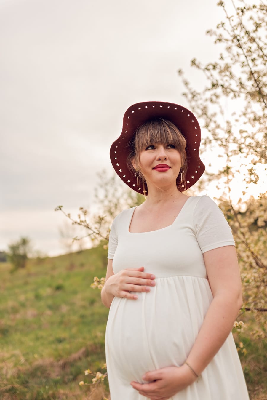 Para o zachodzie słońca sesja ciążowa na łące