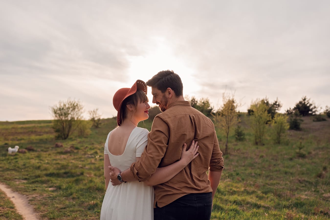 Para patrzy sobie w oczy zachód słońca sesja ciążowa