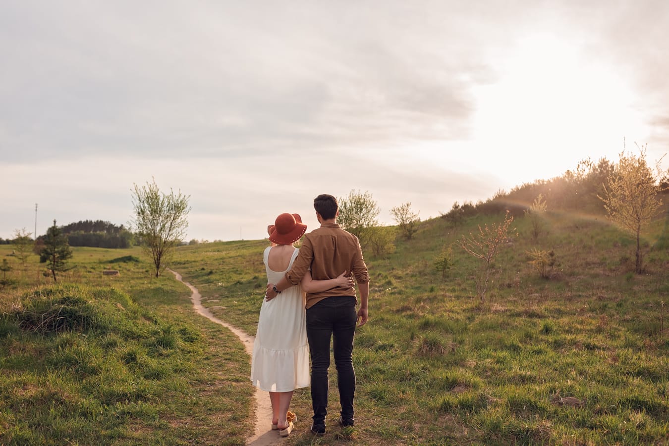 Para spaceruje po łące sesja ciążowa wiosną Gdynia
