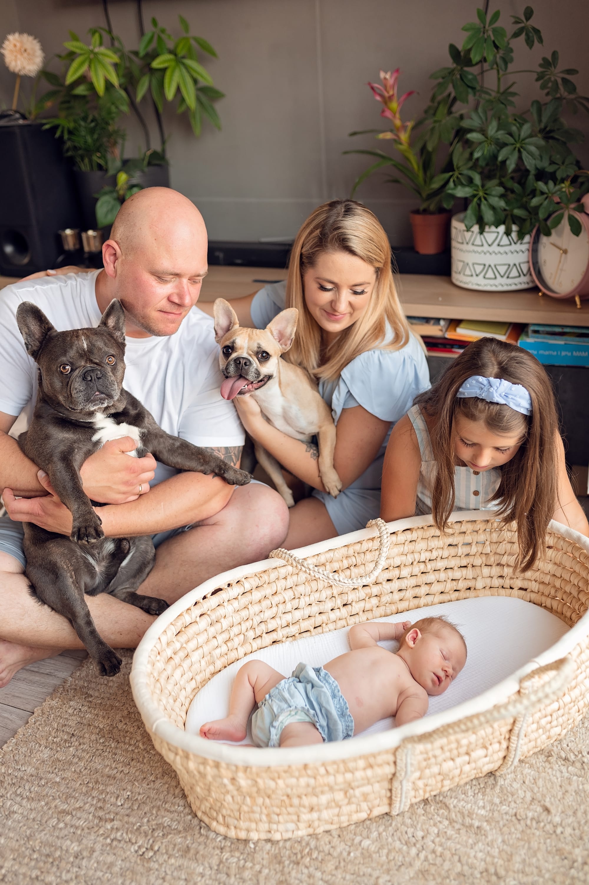 Cała rodzina z psami i noworodkiem fotografia noworodkowa Trójmiasto