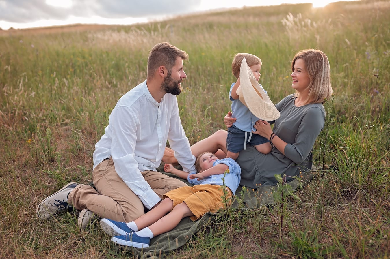 Rodzina na łące zachód słońca sesja rodzinna Gdynia