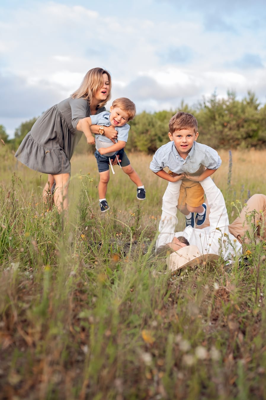 Rodzice bujają synów sesja rodzinna w plenerze