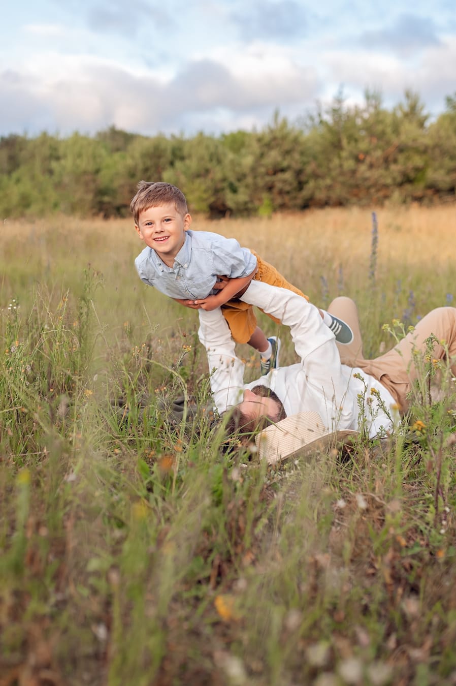 Tata z synem na łące sesja rodzinna w plenerze