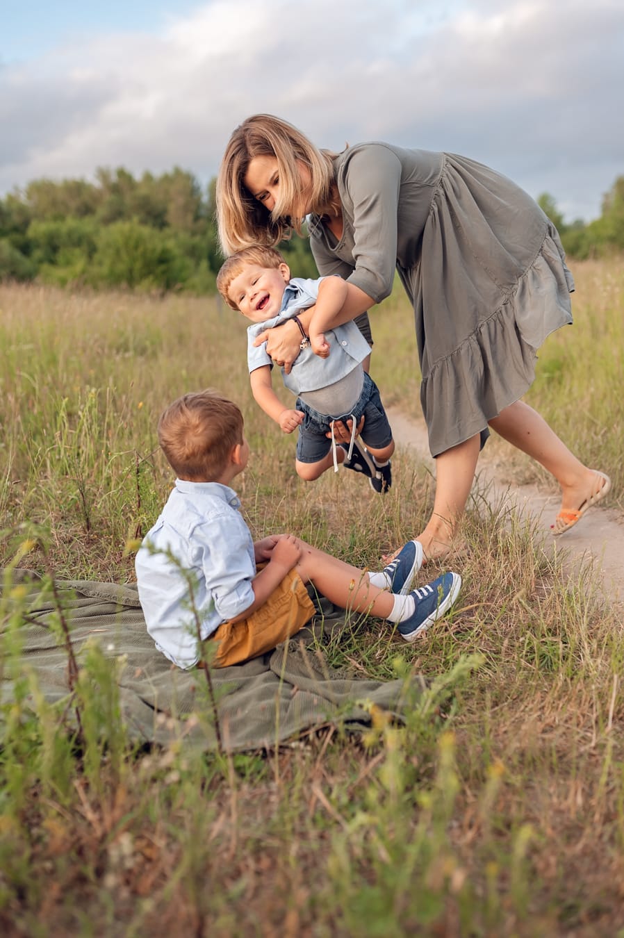 Mama buja synka sesja rodzinna w plenerze