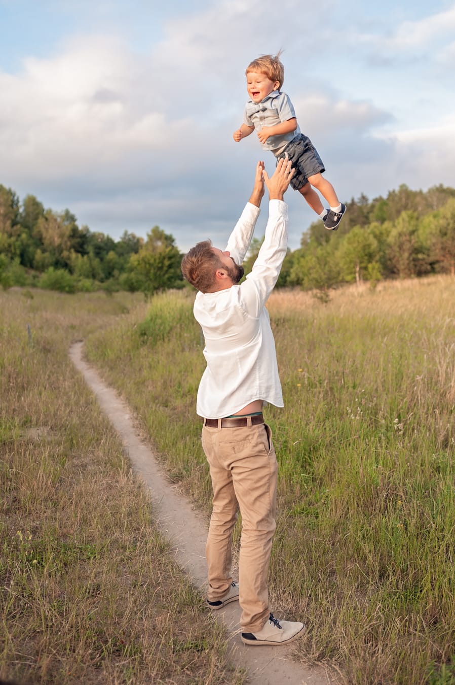 Tata podrzuca syna na łące sesja rodzinna Gdynia
