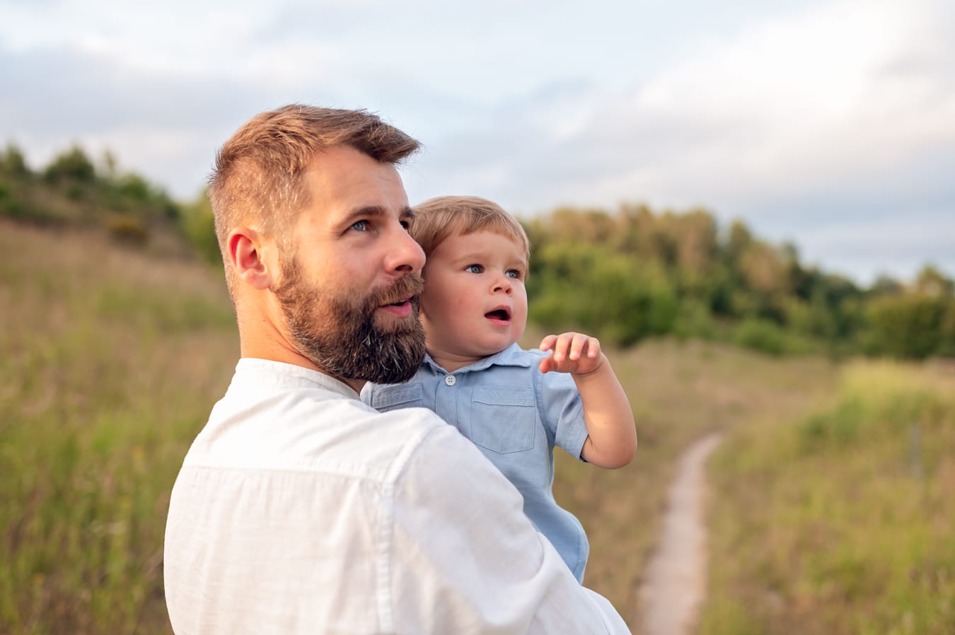 Tata z synem patrzą w niebo sesja na łące Gdynia