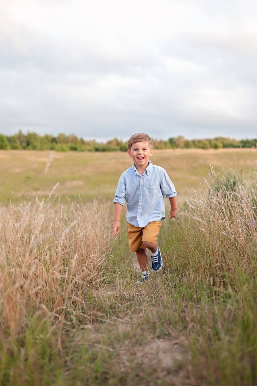 Chłopiec biegnie przez łąkę sesja rodzinna Gdynia