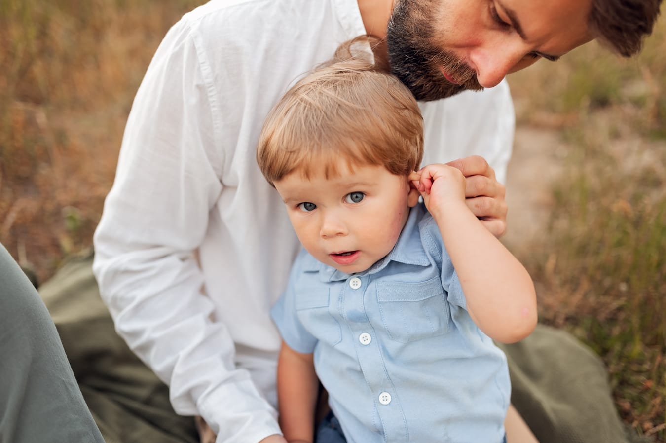 Tata tuli syna na łące zachód słońca  sesja rodzinna Gdynia