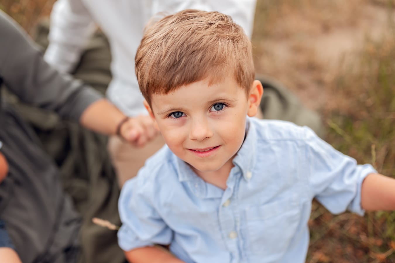 Portret chłopca sesja rodzinna na łące Gdynia