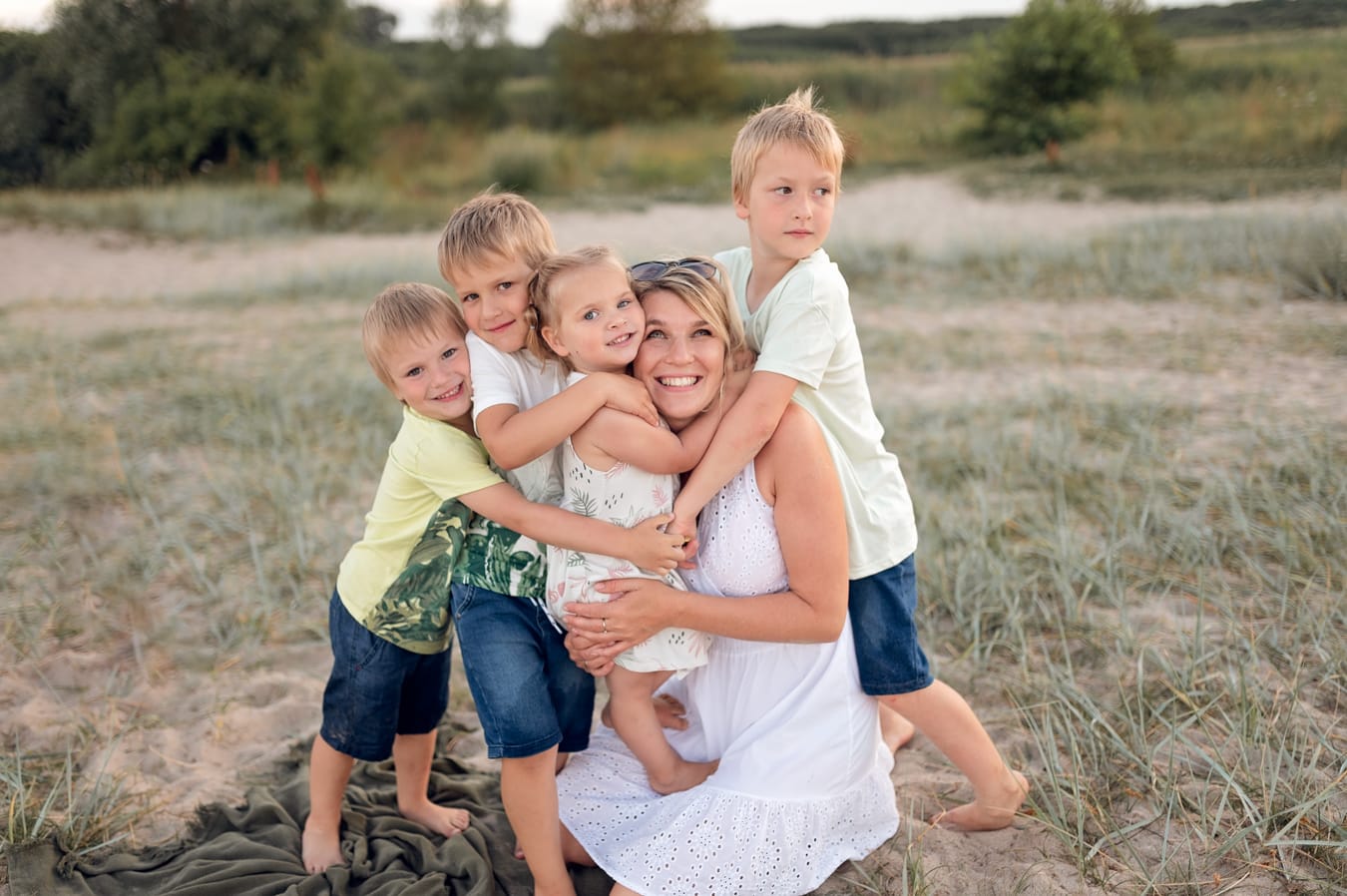 Czwórka dzieci tuli mamę sesja wielodzietna