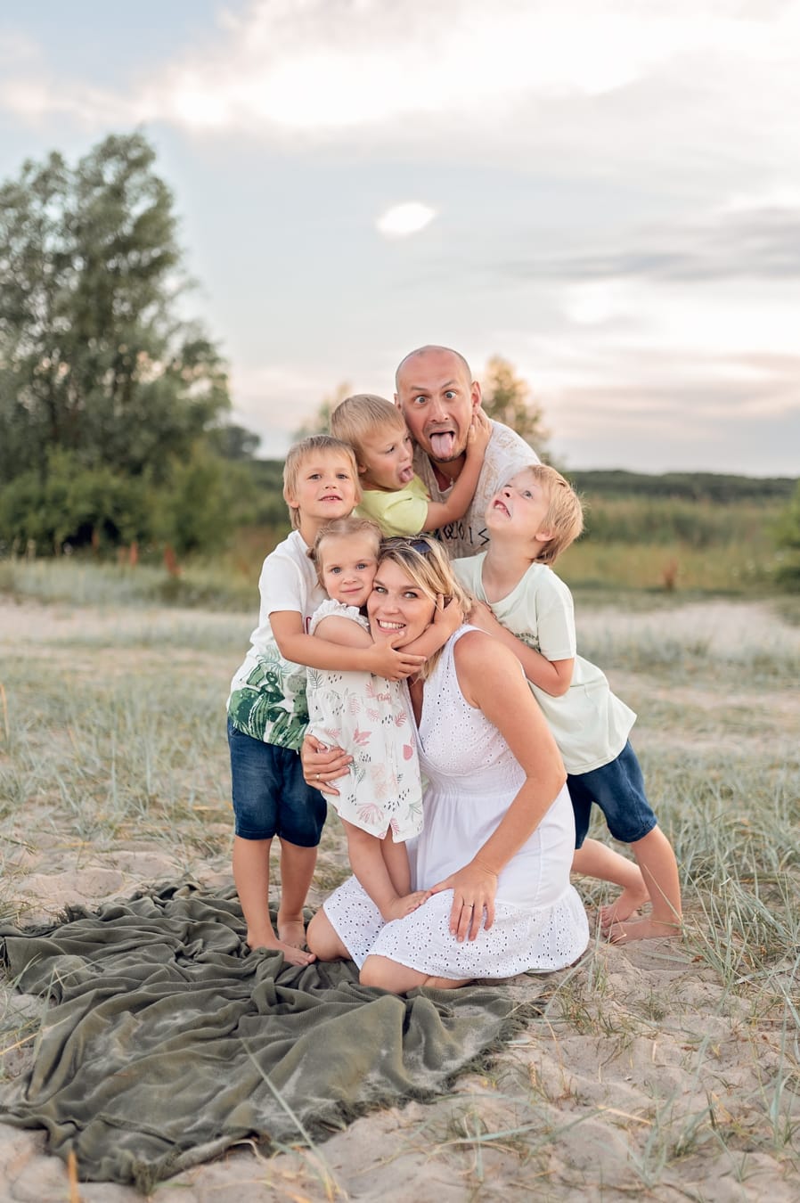 Portret rodziny wielodzietnej na plaży Trójmiasto